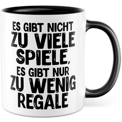 Tasse Brettspielabend Geschenk, Es gibt nicht zu viele Spiele, es gibt nur zu wenige Regale, Kaffeetasse Brettspiel Freunde Spielesammlung, Geschenkidee Brettspielliebhaber Kaffee-Becher von Pagma Druck
