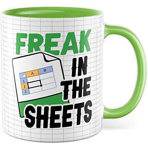 Tasse Excel-Könner Geschenk, Freak in the Sheets Geschenkidee Kaffeetasse mit Spruch lustig Kaffee-Becher Excel Spreadsheet Tabelle Computer IT Informatiker Excel-Experte Nerd (Weiß/Grün) von Pagma Druck