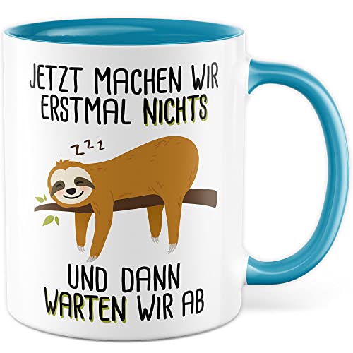 Tasse Faulheit Geschenk, Jetzt machen wir erstmal nichts - und dann warten wir ab Geschenkidee Kaffeetasse mit Spruch lustig Kaffee-Becher Witztasse faul Faultier (Weiß/Blau) von Pagma Druck