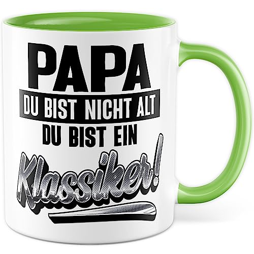 Tasse Geschenk Vater, Papa du bist nicht alt - du bist ein Klassiker Geschenkidee Vatertag Kaffeetasse mit Spruch lustig Kaffee-Becher Sohn Tochter alt Alter Witztasse (Weiß/Grün) von Pagma Druck