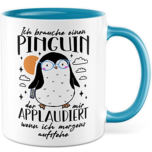 Tasse Humor Geschenk, Ich brauch einen Pinguin der mir aplaudiert wenn ich morgens aufstehe Geschenkidee Morgenmuffel Kaffeetasse mit Spruch lustig witzig Frühaufsteher (Weiß/Blau) von Pagma Druck