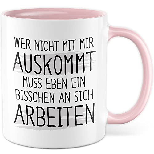 Tasse Humor Geschenk, Wer nicht mit mir auskommt muss halt ein bisschen an sich arbeiten Geschenkidee Kaffeetasse mit Spruch lustig Kaffee-Becher Witztasse Teetasse witzige Tasse (Weiß/Pink) von Pagma Druck