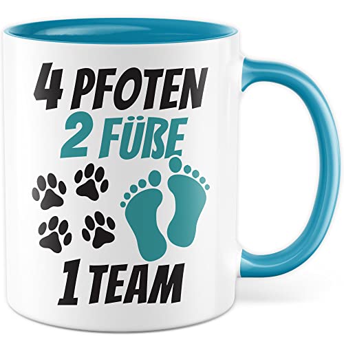 Tasse Hundebesitzer Geschenk, 4 Pfoten 2 Füße 1 Team Geschenkidee Kaffeetasse mit Spruch Hundehalter Hunde-Liebhaber Hund Kaffee-Becher Hand & Pfote Vierbeiner (Weiß/Blau) von Pagma Druck