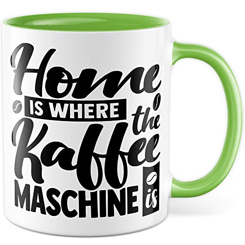 Tasse Kaffee Geschenk, Home is where the Kaffeemaschine is Geschenkidee Kaffee-Liebhaber Kaffee-Becher Kaffeetasse Tasse mit Spruch lustig Teetasse Kaffee-Fan Kaffeemaschine (Weiß/Grün) von Pagma Druck