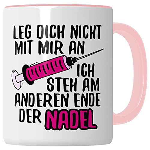 Tasse MFA Geschenk Medizinische Fachangestellte Ich steh am anderen Ende der Nadel, Krankenschwester Geschenk Arzthelferin Krankenpfleger (Weiß/Pink) von Pagma Druck