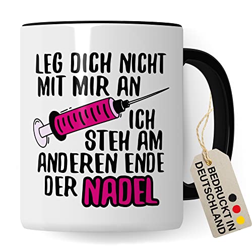 Tasse MFA Geschenk Medizinische Fachangestellte Ich steh am anderen Ende der Nadel, Krankenschwester Geschenk Arzthelferin Krankenpfleger (Weiß/Schwarz) von Pagma Druck