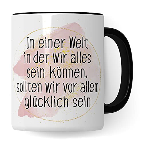 Tasse Optimismus Geschenk, In einer Welt wo wir alles sein können sollten wir vor allem glücklich sein Geschenkidee Optimist Kaffee-Becher Kaffeetasse mit Spruch optmistisch Teetasse (Weiß/Schwarz) von Pagma Druck