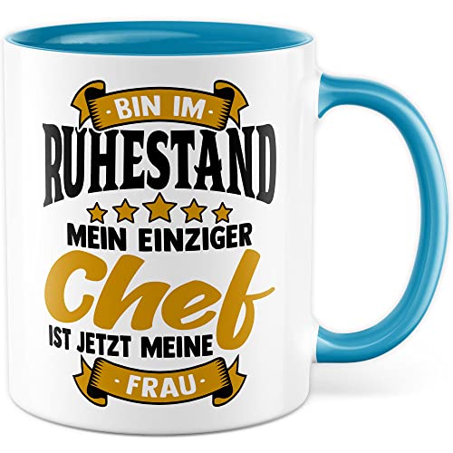 Tasse Ruhestand Geschenk, Ich bin jetzt im Ruhestand - mein einziger Chef ist jetzt meine Frau Geschenkidee Kaffeetasse mit Spruch lustig Kaffee-Becher Rente Teetasse Witztasse (Weiß/Blau) von Pagma Druck