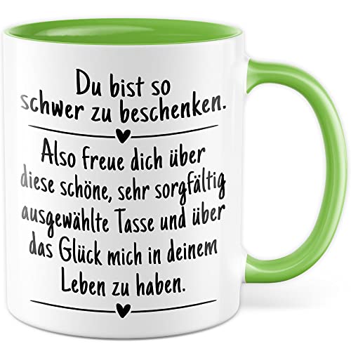 Tasse lustig Geschenk, Du bist so schwer zu beschenken Also freu dich über diese schöne Tasse Geschenkidee Kaffee-Becher Kaffeetasse Tasse mit Spruch lustig Humor Witztasse (Weiß/Grün) von Pagma Druck