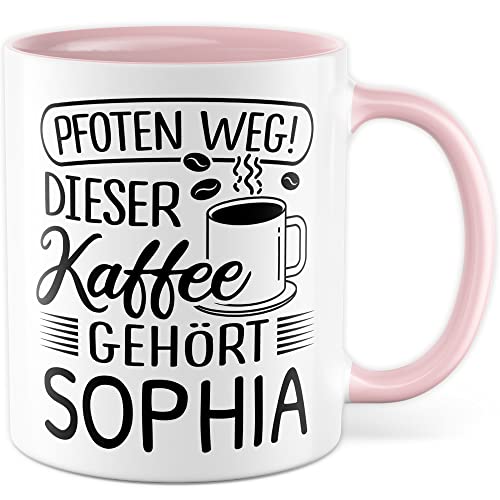 Tasse mit Spruch personalisiert - Pfoten weg! Dieser Kaffee gehört eigener Name - Kaffeetasse personalisieren, lustiger Spruch Geschenkidee Kaffeeliebhaber Becher (Weiß & Pink) von Pagma Druck