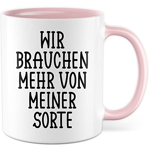 Tasse selbstverliebt Humor Geschenk, Wir brauchen mehr von meiner Sorte Geschenkidee Kaffeetasse mit Spruch lustig Kaffee-Becher Selbstliebe Witztasse Humor (Weiß/Pink) von Pagma Druck