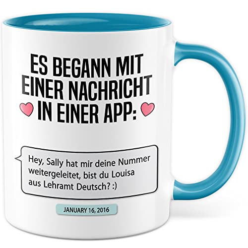 Valentinstag Tasse personalisierbar Geschenk, Es begann mit einer Nachricht in einer App: (personalisiert) Geschenkidee Freundin Kaffeetasse mit anpassbarem Text persönlicher Kaffee-Becher (Weiß/Blau) von Pagma Druck