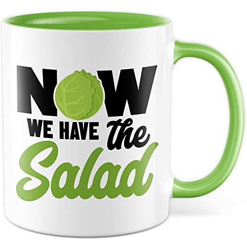 Witz Tasse mit Spruch Denglisch Kaffeetasse Humor Now we have the salad Witz Kaffee-Becher Englisch-Lehrer Geschenk lustig Jetzt haben wir den Salat Sprichwort Geschenkidee Wortspiel (Weiß/Grün) von Pagma Druck