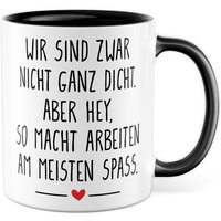 Tasse Arbeit Geschenk Wir Sind Zwar Nicht Ganz Dicht Geschenkidee Büro Kaffeetasse Mit Spruch Lustig Kaffee-Becher Kollegin Kollege Witz von PagmaDruck