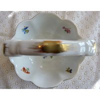 Elios Handbemalter Keramikkorb Mit Griff Candy Dish Mittelstück Weiß Goldrand Details Zierliche Blumen Blumenstrauß von PaigeB8s