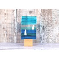 Blaue Ozeanwelle Und Segelboot Verschmolzenes Glas Mit Eichenholzständer. Strand Küsten Dekor. Wellen-Sonnenfänger von PainInTheGlassByGail
