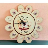 Handbemalte Holzuhr "Tea-Time" von PaintedCrochetedFads