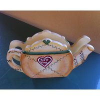 Handbemalter Serviettenhalter Aus Holz in Form Einer Teekanne von PaintedCrochetedFads
