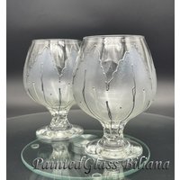 2 Handbemalte Weinbrandgläser, Silberfarbene Tulpe von PaintedGlassBiliana