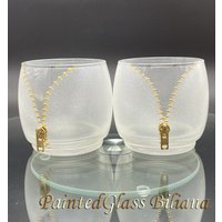 2Er Set Handbemalte Reißverschluss Whiskygläser Undress Me von PaintedGlassBiliana