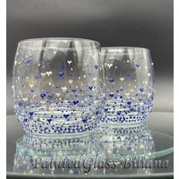 2Er Set Handbemalte Whiskygläser Valentine's Day in Perlmutt Weiß Und Blau von PaintedGlassBiliana