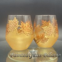 Herbstliches Stielloses Set Mit 2 Ahornblättern, Die Weingläser in Gold - Und Kupferfarbe Anstoßen von PaintedGlassBiliana