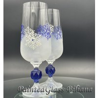 Kristall Set 2 Handbemalte Pilsner Biergläser Weiße Und Blaue Schneeflocken von PaintedGlassBiliana