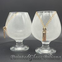 Set Mit 2 Handbemalten Brandy/Cognacgläsern Reißverschluss Undress Me von PaintedGlassBiliana