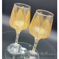 Set Mit 2 Handbemalten Weingläsern Goldene Tulpe von PaintedGlassBiliana