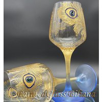 Set Mit 2 Handbemalten Weingläsern Pfauenfedern in Gold Und Blau von PaintedGlassBiliana