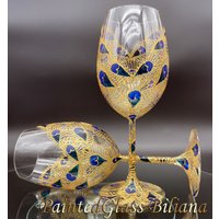 Set Mit 2 Handbemalten Weingläsern Pfauenfederspitzeherz in Blau, Türkis Und Gold von PaintedGlassBiliana