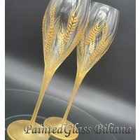 Set Von 2 Handbemalten Champagner Flöten Herbst Hochzeit Thema Weizen Roggen Scheune in Goldener Farbe Set Von 2 Handbemalten Champagner Flöten Herbst Hochzeit Thema Weizen Roggen Scheune in Goldener Farbe von PaintedGlassBiliana