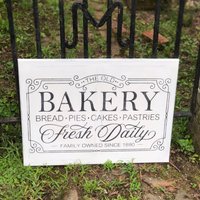 The Old Bakery Schild Handgemalte Leinwand Küchenkunst/Annie Sloan White Kreidefarbe Mit Schwarzem Acryl von PaintedLadySigns