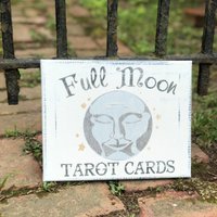 Vollmond Tarot Karten Mann Im Mond Zeichen Handgemalte Leinwand/Annie Sloan Alte Weiße Kreidefarbe Mit Verschiedenen Grauen Acrylfarben Vollmond Tarot Karten Mann Im Mond Zeichen Handgemalte Leinwand/Annie Sloan Alte Weiße Kreidefarbe Mit Verschiedenen Grauen Acrylfarben von PaintedLadySigns