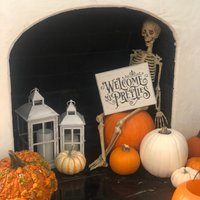Willkommen My Pretties Schild Handbemalte Leinwand Halloween Kunst/Annie Sloan Alte Weiße Kreidefarbe Mit Schwarzem Acryl Willkommen My Pretties Schild Handbemalte Leinwand Halloween Kunst/Annie Sloan Alte Weiße Kreidefarbe Mit Schwarzem Acryl von PaintedLadySigns