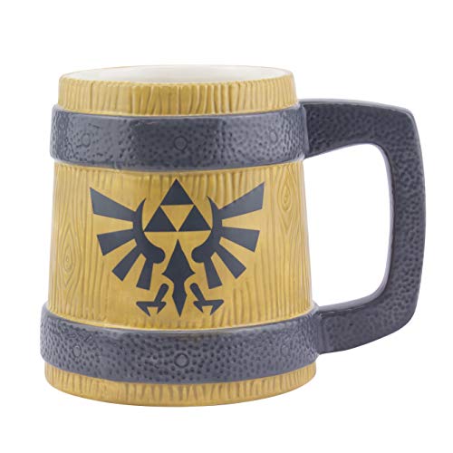 The Legend of Zelda Hyrule Crest Tasse - 600 ml Keramik-Bierkrug-Stil Kaffeetasse, Holzfass-Design, perfekt für Gamer & Sammler, offizielles Nintendo-Produkt The Legend of Zelda Hyrule Crest Tasse - 600 ml Keramik-Bierkrug-Stil Kaffeetasse, Holzfass-Design, perfekt für Gamer & Sammler, offizielles Nintendo-Produkt von Paladone