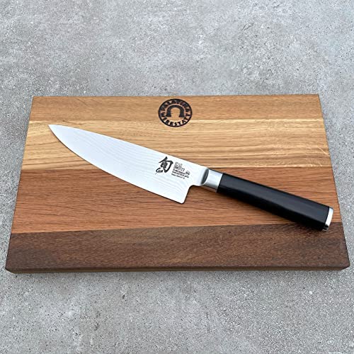 KAI SHUN Classic DM-0723 Kochmesser mit 15 cm Klinge aus 32 Lagen Damast + 30 x18 cm Fassholzbrett von Palatina Werkstatt