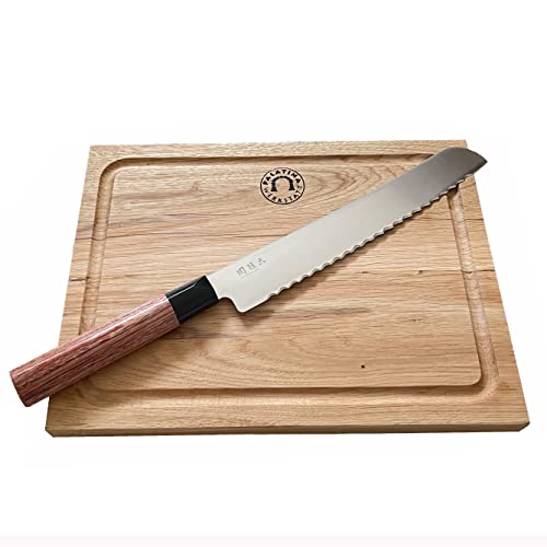 KAI Seki Magoroku Red Wood Griff Brotmesser, 22,5 cm Edelstahlklinge mit Wellenschliff MGR-0225B + 30x22 cm Eichenbrett von Palatina Werkstatt