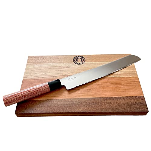 KAI Seki Magoroku Red Wood Griff Brotmesser mit Wellenschliff, Klinge 22,5 cm, MGR-0225B + 30x18 cm Fassholzbrett von Palatina Werkstatt