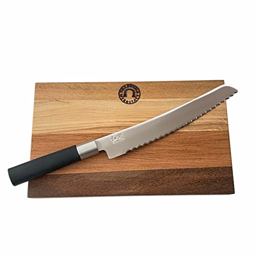 Kai Wasabi Black Angebotsset | Wasabi Brotmesser, 23 cm Klinge mit Wellenschliff + handgefertigtes Fassholzbrett 30x18 cm von Palatina Werkstatt