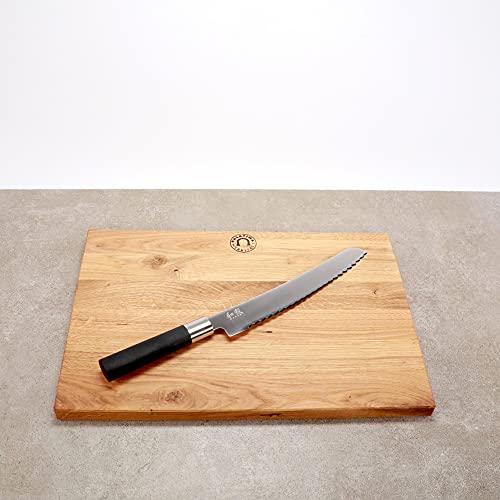 KAI Wasabi Black 6723B Brotmesser 23 cm - Das scharfe Brotmesser für perfekte Scheiben + 100% handgefertigtes Schneidebrett Unikat aus Eiche 40x25 cm von Palatina Werkstatt