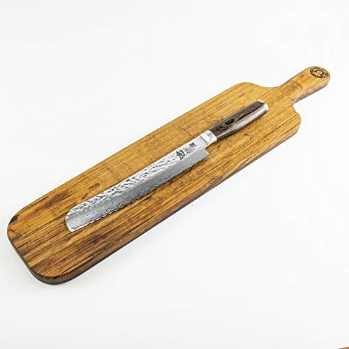 Palatina Werkstatt Kai Shun Tim Mälzer Bundle | TDM-1705 Japanisches Brotmesser mit 23 cm Klinge mit Wellenschliff, aus 32 Lagen Damast gefertigt + großes Baguettebrett aus Fassholz von Palatina Werkstatt