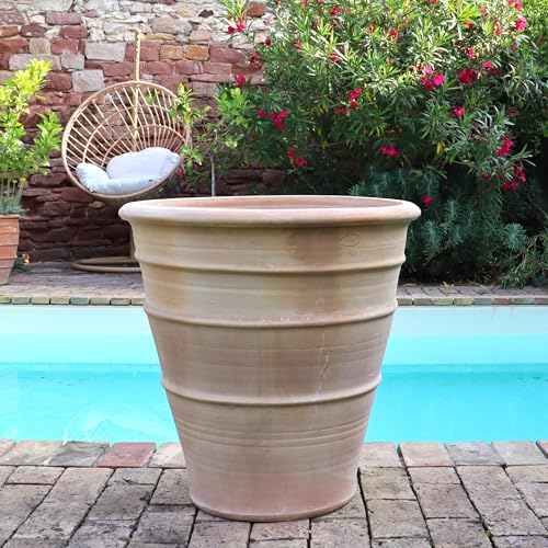 Palatina Werkstatt Terracotta Blumentopf Yucca 60cm - In 100% Handarbeit gefertigtes Unikat – Schmücken Sie Ihr Zuhause mit dem winterfesten Pflanzkübel für den Innen- & Außenbereich von Palatina Werkstatt