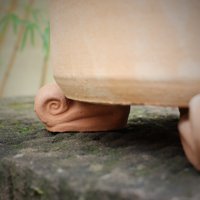 Handgemachte Topfecken & Topfschnecken Aus Frostfester Terrakotta - Kübelfüße Im 4Er Set Für Blumentöpfe Und Amphoren Handgemachte Topfecken & Topfschnecken Aus Frostfester Terrakotta - Kübelfüße Im 4Er Set Für Blumentöpfe Und Amphoren von PalatinaWerkstatt
