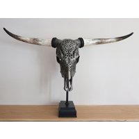 Stierschädel in Titanium Grau Metal Optik Auf Einem Sokkel, Seiten Tisch Dekoration, Möbel Deko Stück, Büffelschädel Grau Metalisiert Stierschädel in Titanium Grau Metal Optik Auf Einem Sokkel, Seiten Tisch Dekoration, Möbel Deko Stück, Büffelschädel Grau Metalisiert von PalugaArt