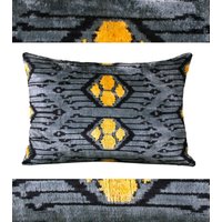 Graues Kissen, Gelbgraues Dekokissen, Graues Graue Ikat-Kissen, Seidensamt-Ikat-Kissen, Kissen Für Couch, Weiches von PammDesign