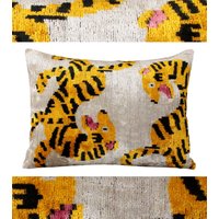 Tiger Dekokissen, Samt Ikat Kissen, Lendenkissen, Kissenbezug, Gelbes Tierwurfkissen, 12x20 cm von PammDesign