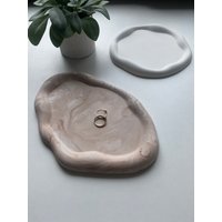 Pampillo Cloud Tray | Unregelmäßiges Dekotablett Schmuckschale Dekoschale Aus Raysin/Betonoptik von Pampillo