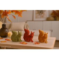 Beflocktes Eichhörnchen, Herbsdeko - Samtige Dekofigur in 3 Farben, 19 cm, Waldtier Deko Für Fensterbank & Tisch Geschenkidee Herbst Beflocktes Eichhörnchen, Herbsdeko - Samtige Dekofigur in 3 Farben, 19 cm, Waldtier Deko Für Fensterbank & Tisch Geschenkidee Herbst von Pamplex