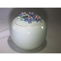 Wunderschöne Dose Mit Deckel Zarten Blüten Sind Aus Porzellan Hergestellt. Verwenden Sie Als Eine Teedose Zuckerdose Und Milchkännchen, Die Es von PamsClayParadise
